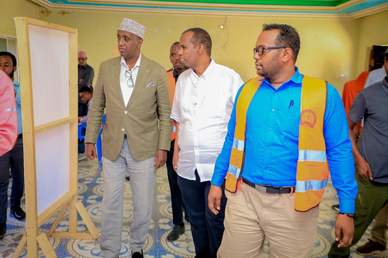 Gudoomiyaha Guddiga Doorashooyinka oo ku sugan Baydhabo.jpg